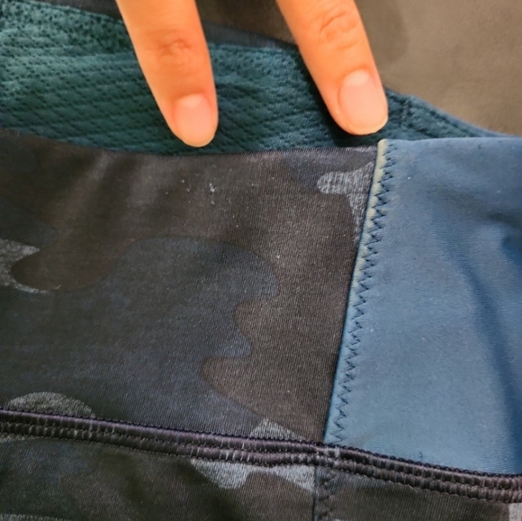 Lululemon Clip In Crops Lotus CamoOil Slick Blue/ Alberta Lake.  Size 4. - Picture 10 of 12